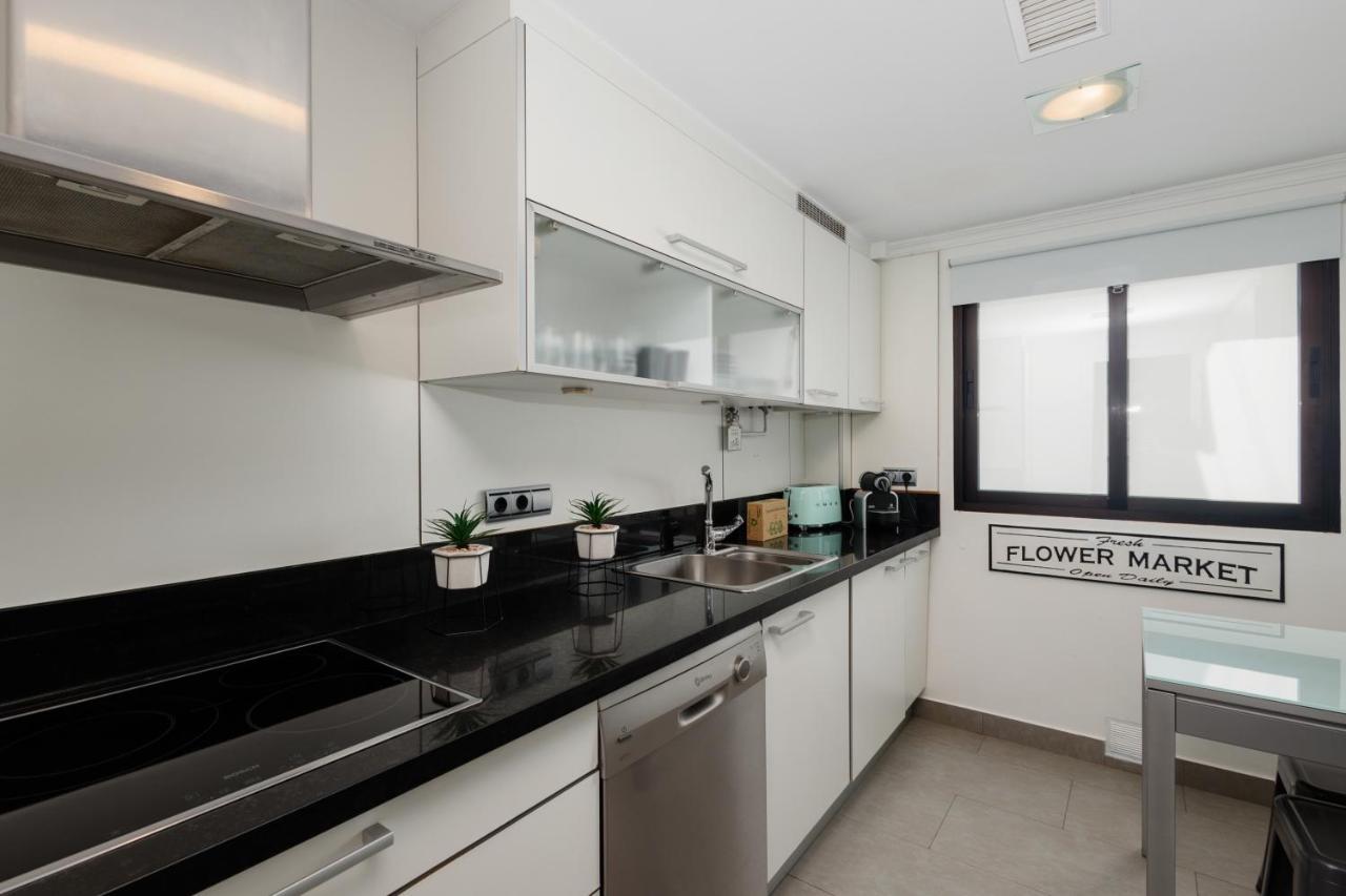 In The Historic Center Of Malaga, Very Close To The Beach And The Ave Train Station, With Private Parking Eksteriør billede