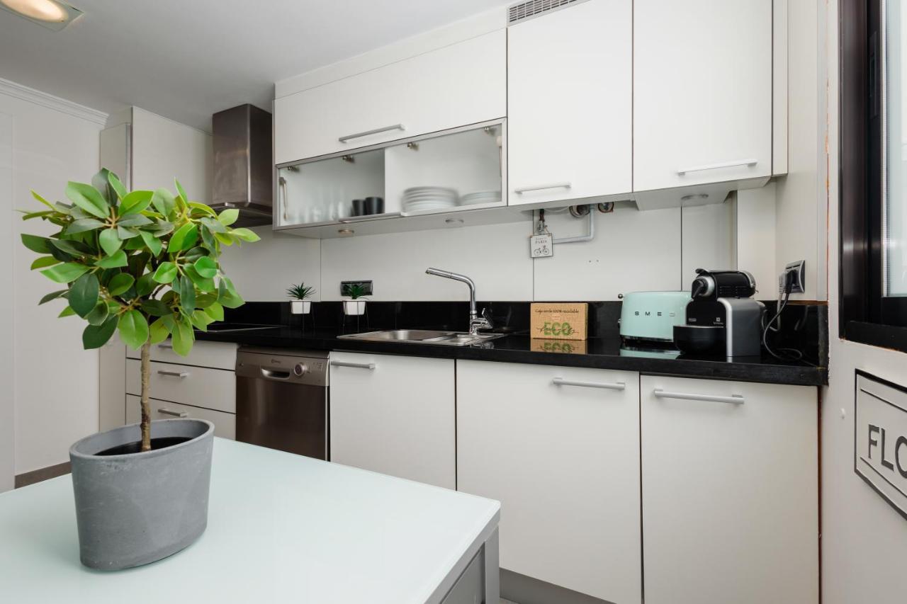 In The Historic Center Of Malaga, Very Close To The Beach And The Ave Train Station, With Private Parking Eksteriør billede